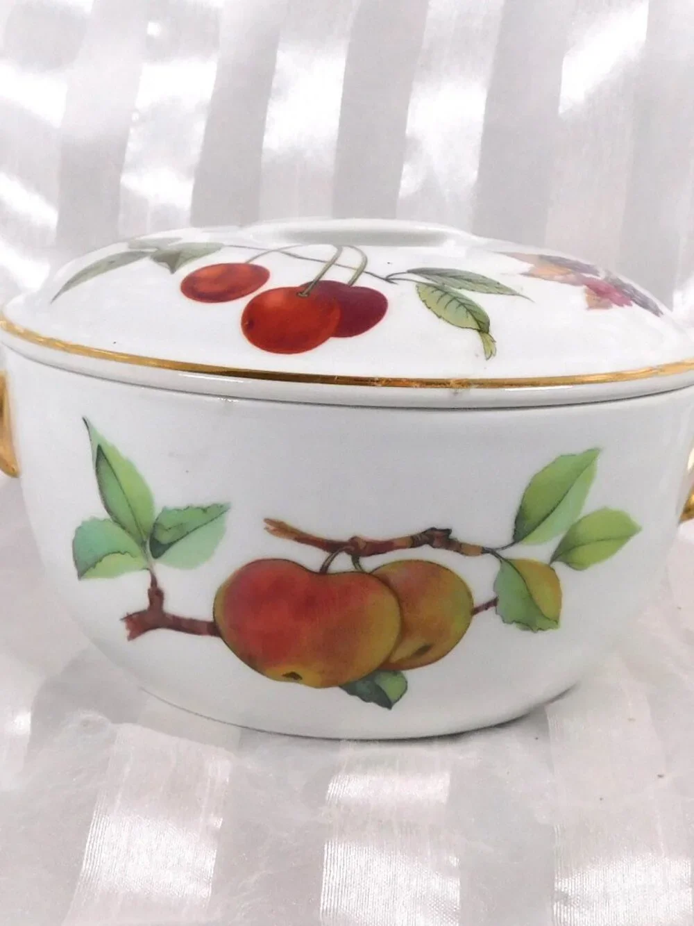 Royal Worcester Round Entrée Dish and Lid in Evesham Gold # 26290